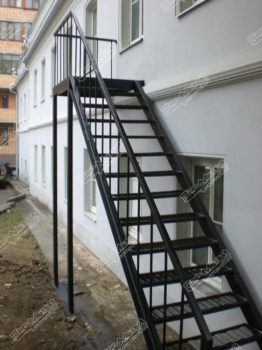 Уличные лестницы на второй этаж